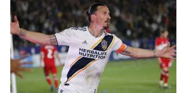 Ibrahimović vil være med i NapoIbrahimović vil være med i Napoli, før han går på pensionli, før han går på pension